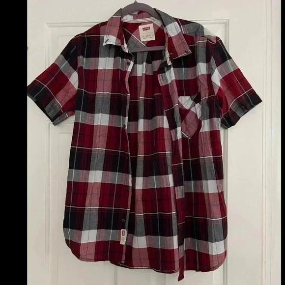 Levi’s Button Down Short Sleeved Shirt - Picture 6 of 6